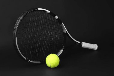 Tenis raket ve top koyu arka plan üzerinde