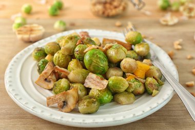 Ahşap masa salataya plaka nefis brussel ile lahanası