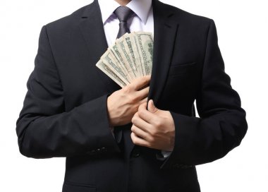 Beyaz arka planda, closeup dolar faturaları ile başarılı iş adamı