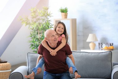 onun torunu olan Kıdemli adam 