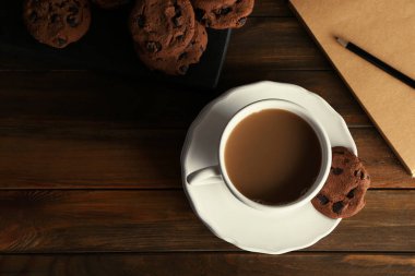 Ahşap masa üzerinde lezzetli kahve ile seramik kupa