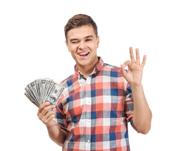 Ok jest, beyaz arka plan üzerinde gösterilen para ile yakışıklı adam