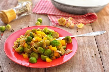 Ahşap masa salataya plaka nefis brussel ile lahanası