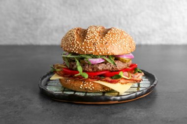 Lezzetli domuz pastırması burger tablo ile plaka