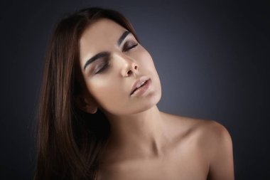 Güzel genç kadın ile kirpik uzatma gri arka plan üzerinde