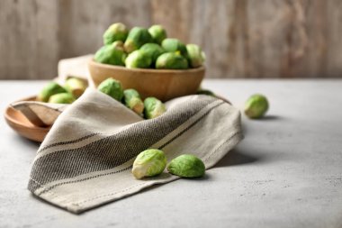 Tablo taze çiğ Brüksel lahanası ile kase