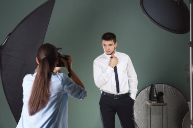 Genç adam stüdyo profesyonel fotoğrafçı için poz
