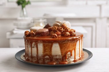 Mutfakta masada lezzetli karamelli pasta plaka