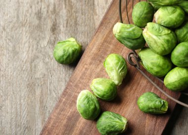 Taze dağınık Brüksel lahanası ahşap arka plan ile sepet