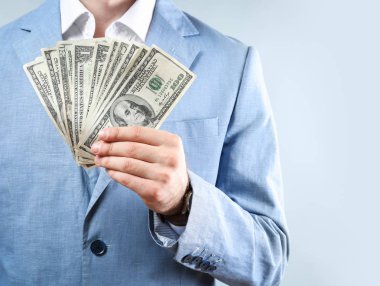 Açık renkli, closeup faturalarında Doları ile genç işadamı