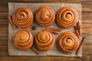 Ahşap masa üzerinde tatlı tarçın rulo