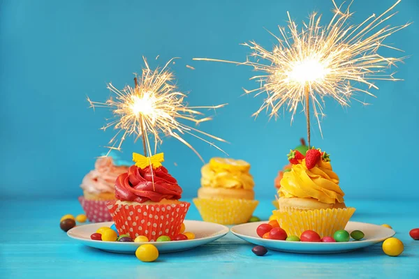 Festlig ljusa muffins med tomtebloss — Stockfoto