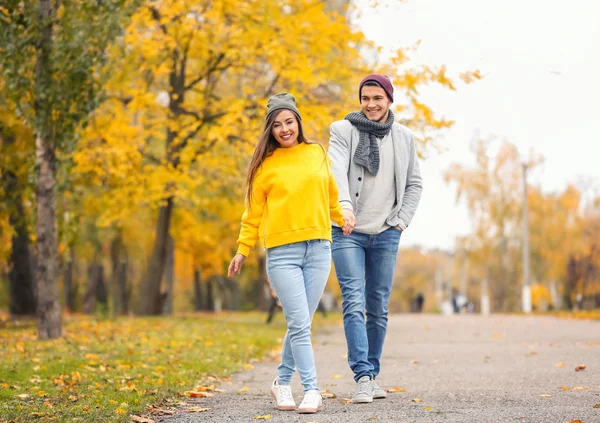 Молодая пара прогуливается в парке в осенний день — стоковое фото