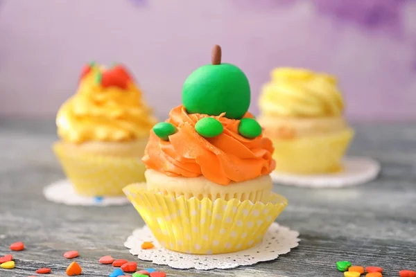 Läckra färgglada cupcake på träbord — Stockfoto