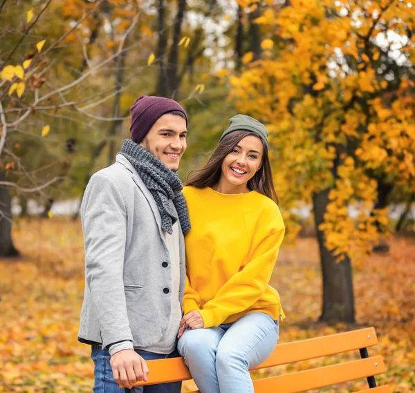 Jeune couple dans le parc le jour d'automne — Photo