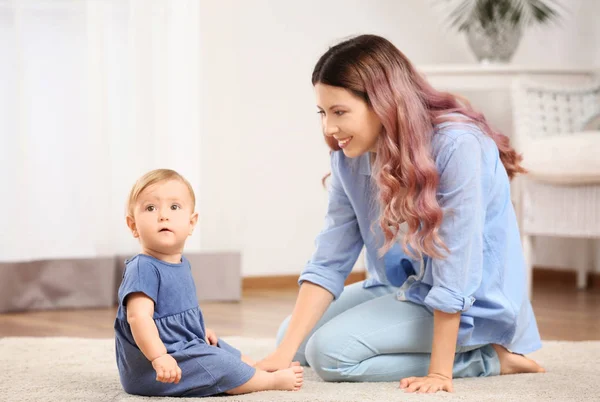 Joven madre con bebé en casa —  Fotos de Stock