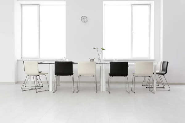 Moderní kancelář interiér s velkým stolem a židlemi — Stock fotografie