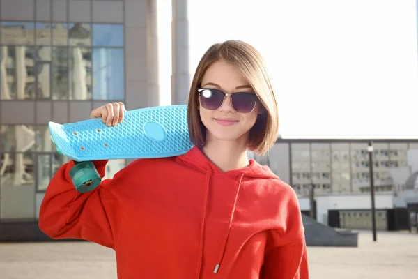 Hipster fille avec planche à roulettes en plein air — Photo