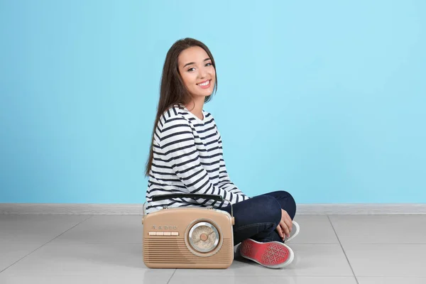 Jonge vrouw zitten en luisteren naar radio — Stockfoto