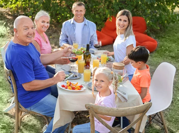 Familia feliz teniendo fiesta barbacoa al aire libre —  Fotos de Stock