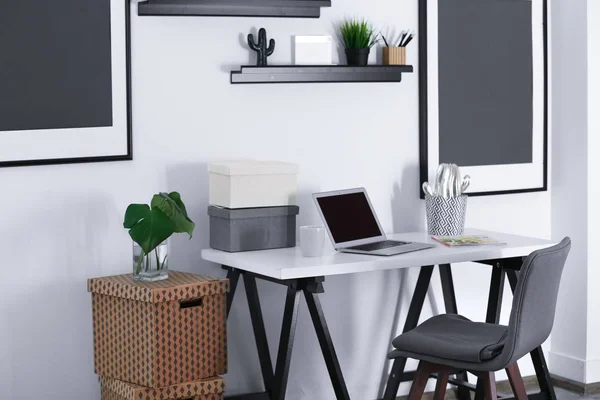 Bel intérieur de la chambre moderne avec un lieu de travail confortable — Photo