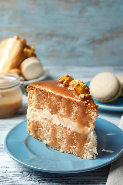 Teller Mit Leckerem Karamellkuchen Auf Dem Tisch — Stockfoto