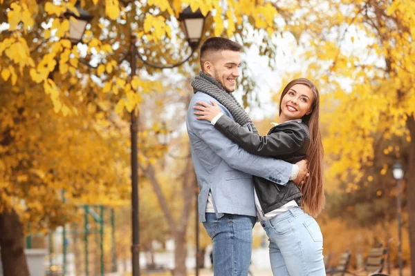 Young couple in park on autumn day — Stock Photo, Image