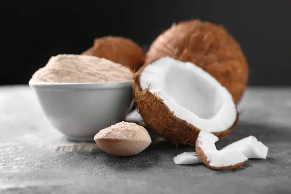 Tigela Com Farinha Coco Nozes Frescas Mesa — Fotografia de Stock