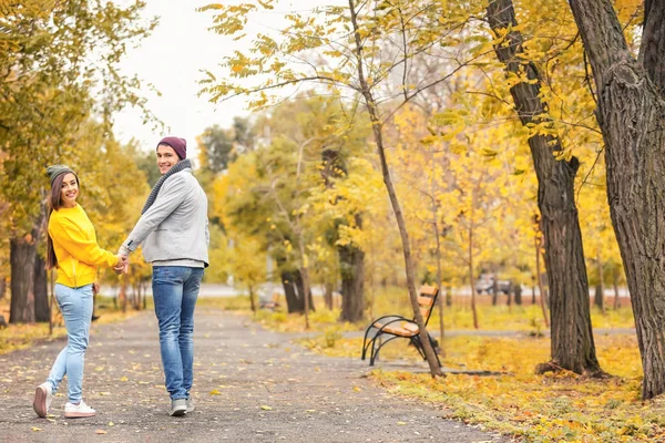 Jeune couple marchant dans le parc le jour d'automne — Photo