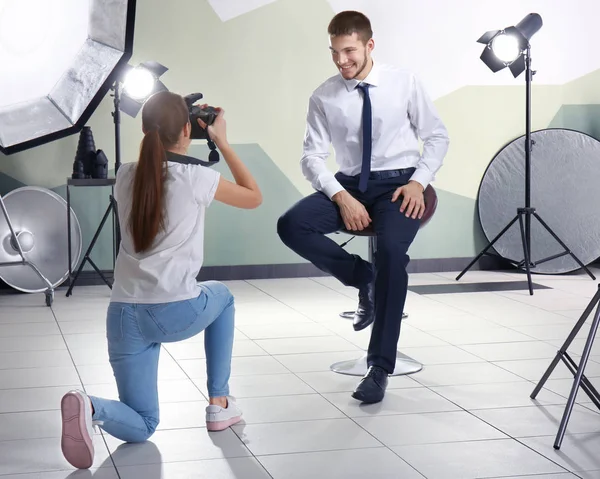 Mladý muž pózuje pro profesionální fotograf ve studiu — Stock fotografie