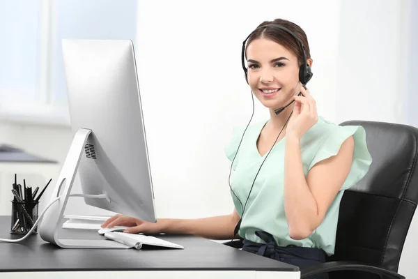 Gerente de consultoria feminina com fone de ouvido no escritório — Fotografia de Stock