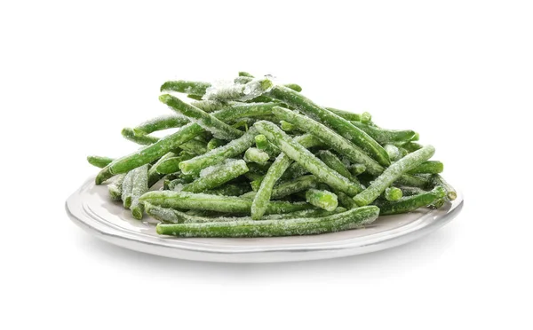 Teller mit gefrorenen grünen Bohnen auf weißem Hintergrund — Stockfoto