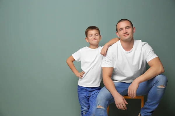Tata și fiul său pe fundal color — Fotografie, imagine de stoc
