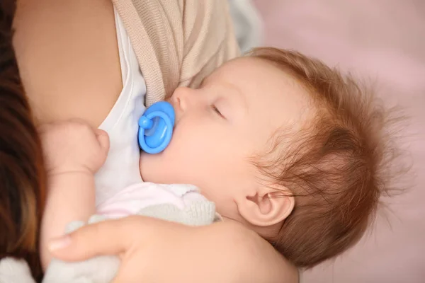 Mãe segurando pequeno bebê bonito, close-up — Fotografia de Stock