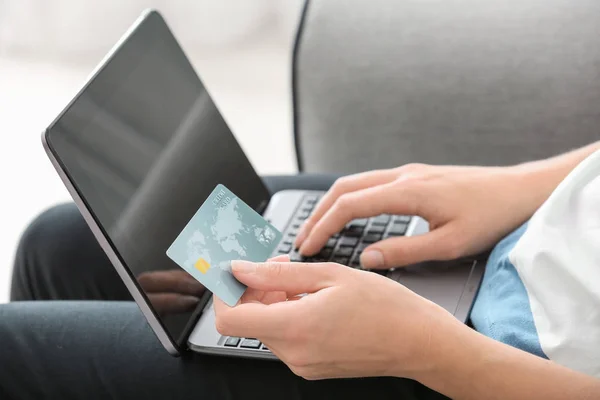 Donna con carta di credito che lavora su laptop — Foto Stock