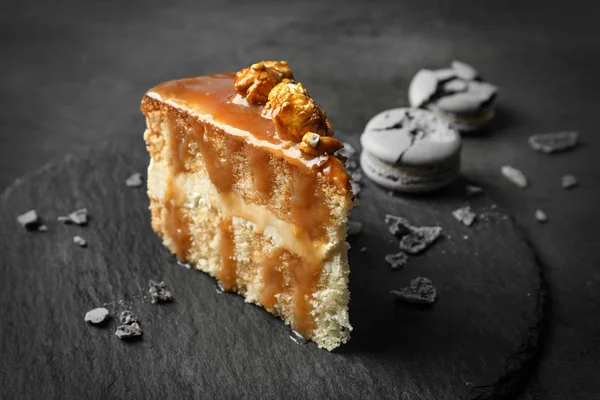 Palalemezből Piece Tábla Finom Karamell Torta — Stock Fotó