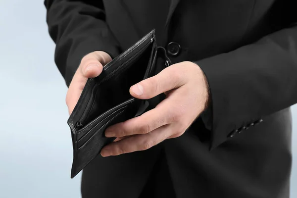Businessman with empty purse, closeup — Stock Photo, Image