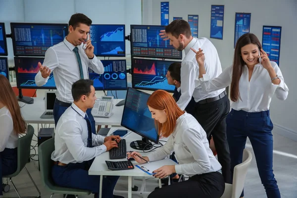 Les négociants en actions travaillant dans le bureau — Photo