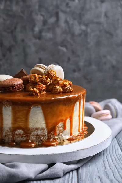 Plateau Avec Délicieux Gâteau Caramel Sur Table — Photo