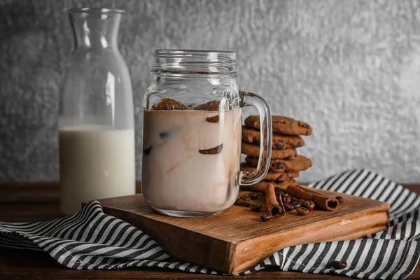 Mason jar dengan es kopi yang lezat di papan kayu — Stok Foto