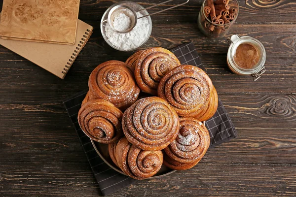 Masada lezzetli tarçınlı çörek ile plaka