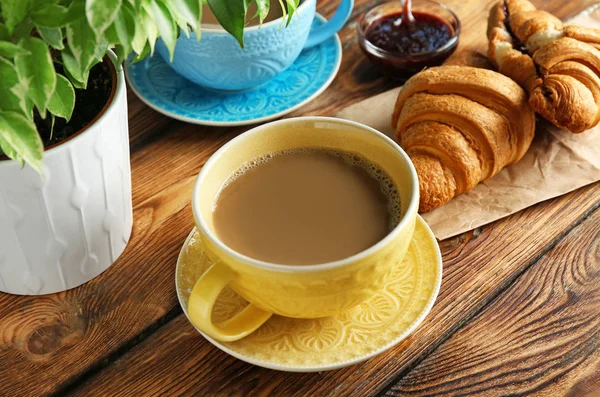 Керамічна чашка зі смачною кавою на дерев'яному столі — стокове фото