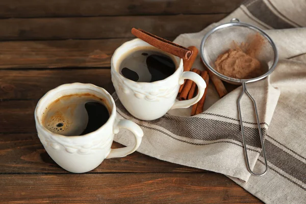 Чашки с вкусным кофе — стоковое фото