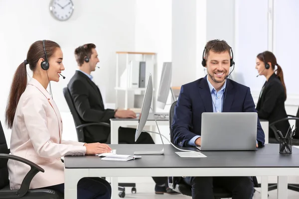 Konsultasi manajer dengan headset di kantor — Stok Foto