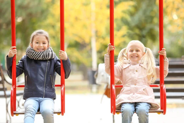 Süße Kleine Mädchen Outfits Die Draußen Schwingen — Stockfoto