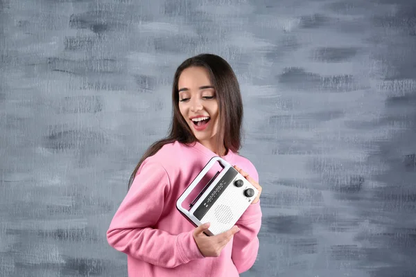 Mujer joven escuchando la radio — Foto de Stock