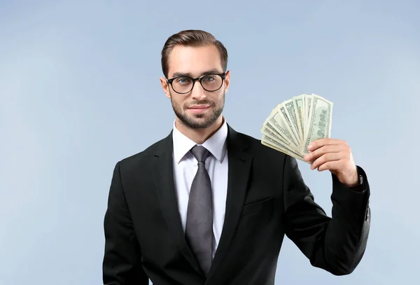 Hombre de negocios guapo con billetes de dólar — Foto de Stock