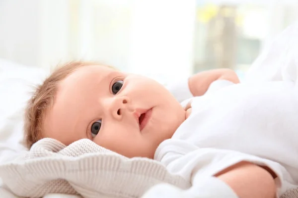 Carino piccolo bambino sdraiato su letto — Foto Stock