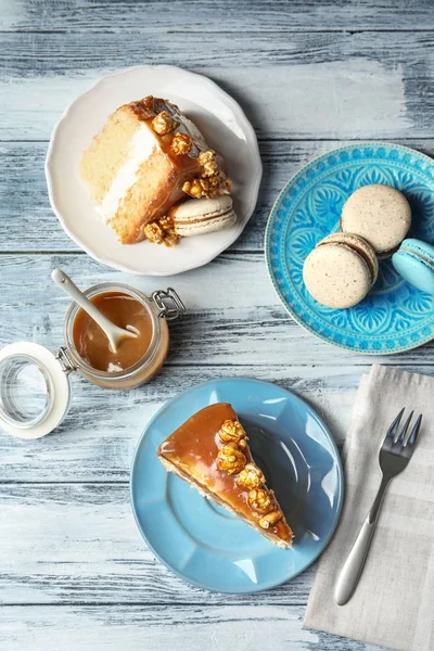 Schöne Komposition Mit Leckerem Karamellkuchen Auf Dem Tisch — Stockfoto