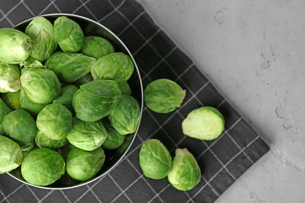 Tigela com brotos de Bruxelas crus frescos na mesa — Fotografia de Stock